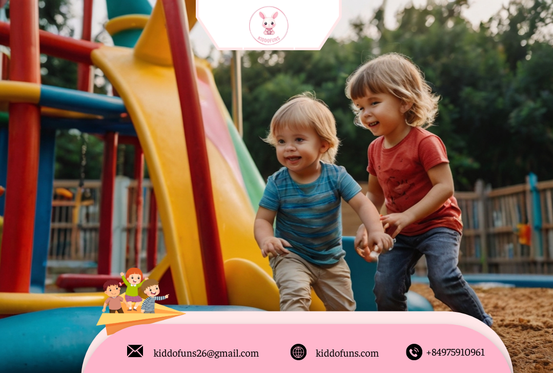Trẻ em chơi đồ chơi vận động ngoài trời phát triển thể lực và kỹ năng vận động