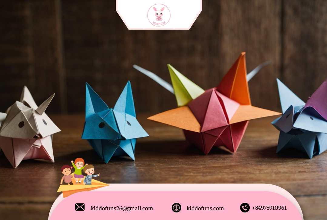 Bộ sưu tập 5 món đồ chơi thủ công từ giấy gồm máy bay, chong chóng, hạc, Totoro và cáo origami trên bàn.