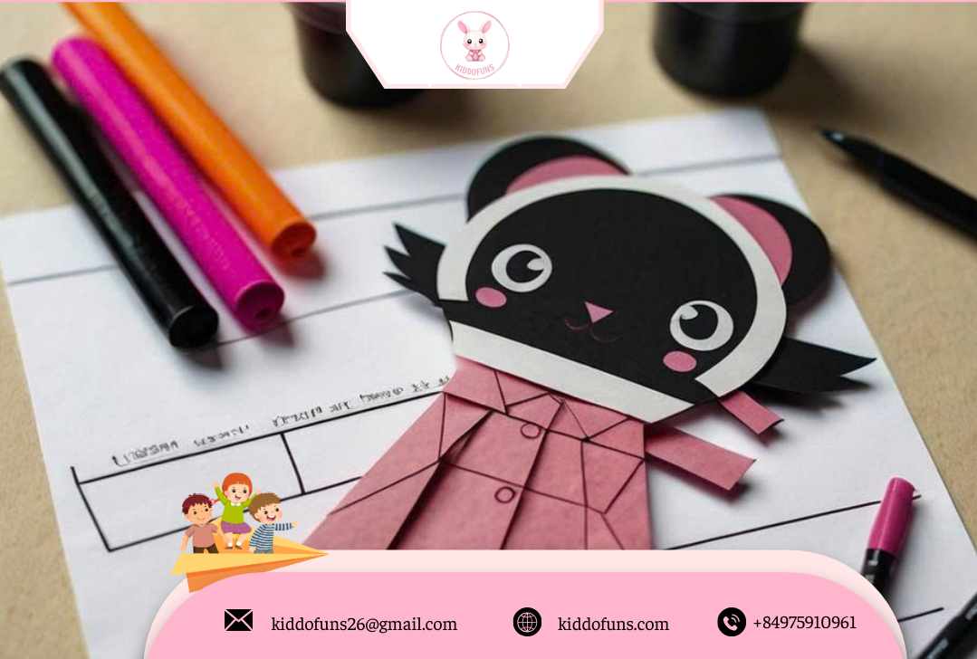 Đồ chơi giấy Kuromi đặt trên bàn học