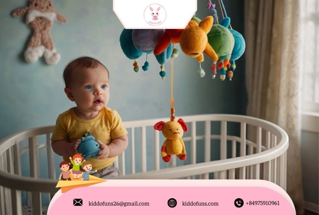 Trẻ sơ sinh nhìn đồ chơi giáo dục treo nôi