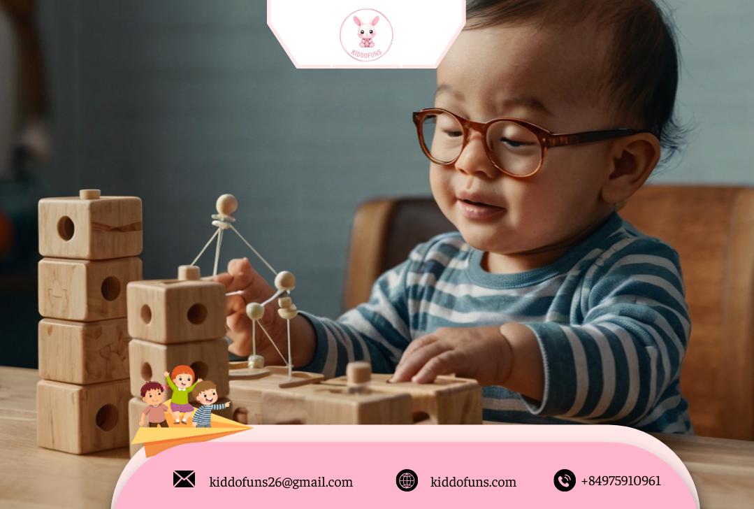  Bé chơi đồ chơi lắp ráp gỗ giáo dục