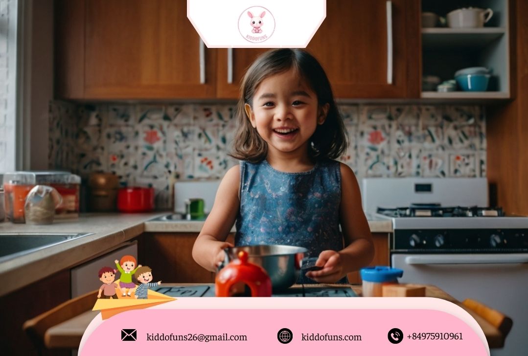  Bé chơi bộ đồ chơi nhà bếp 
