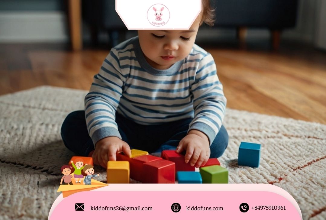  Bé chơi đồ chơi lắp ráp 